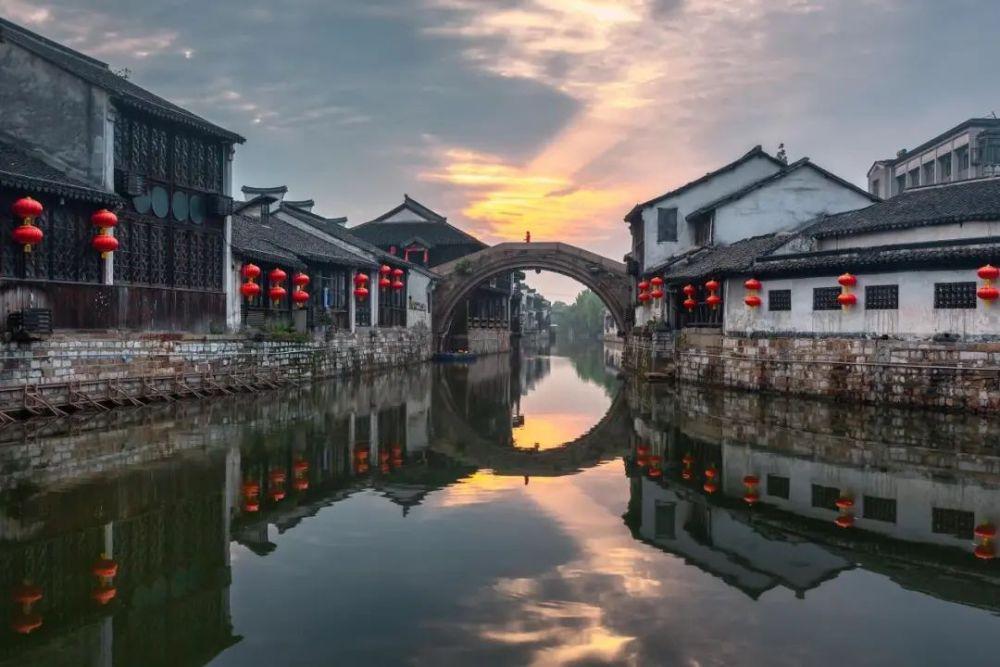 不文明，大妈脱鞋躺地铁座椅鞋被乘客踢下车，在公共场所我们需要注意什么？